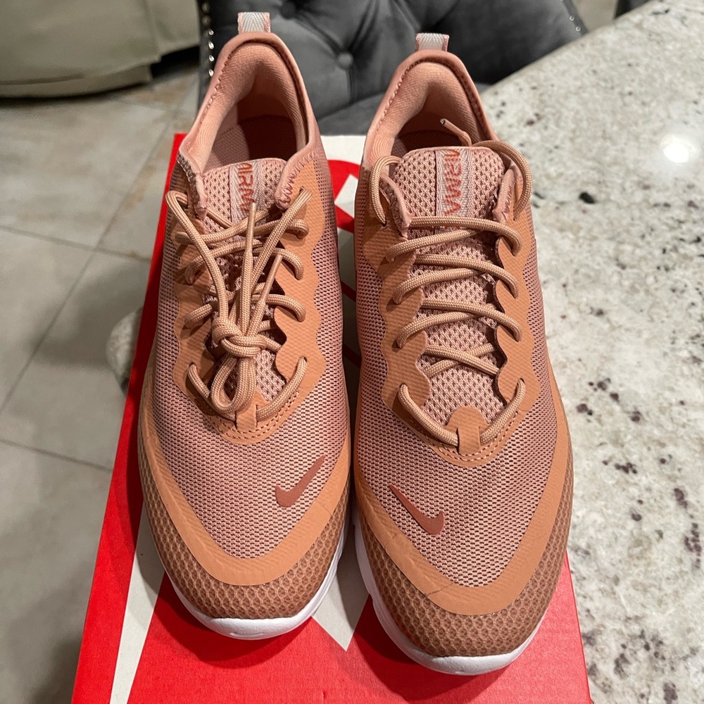 Nike new air max size 7 1/2 for women.